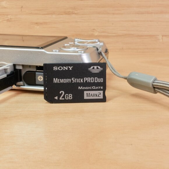 Vintage Sony Cyber-shot DSC-S750 7.2MP Digital Camera / 3x Zoom / Tested - Picture 9 of 9